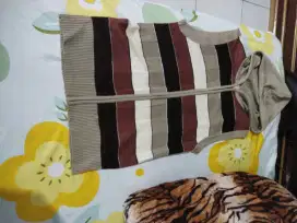 Baju rompi bahan motif dengan tutup kepala.