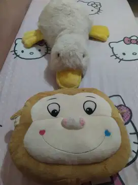 Boneka Angsa dan Bantal Monyet.