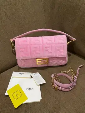 Tas selempang fendi baguette pink velvet sudah di SPA