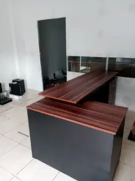 Meja direksi perkantoran