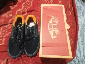 Sepatu Branded Merek Vans Kondisi Seperti Baru Size 40,5 Lengkap Dus