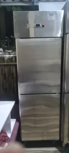 Upreght freezer dua pintu