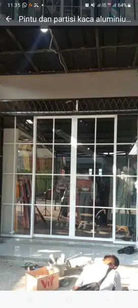 Pintu kaca dengan ornamen aluminium