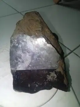 Meteorit besi dengan pola hologram berat 2700 gram