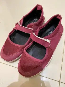 Sepatu merah size 39