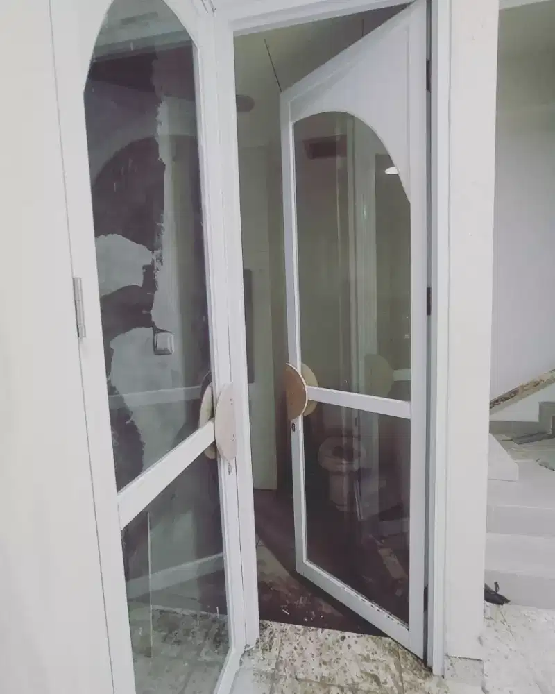 Partisi kaca dan pintu swing