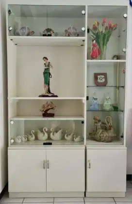 Lemari Pajangan