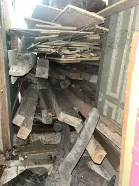 Kayu bekas bongkaran rumah