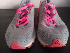 Sepatu sport adidas wanita