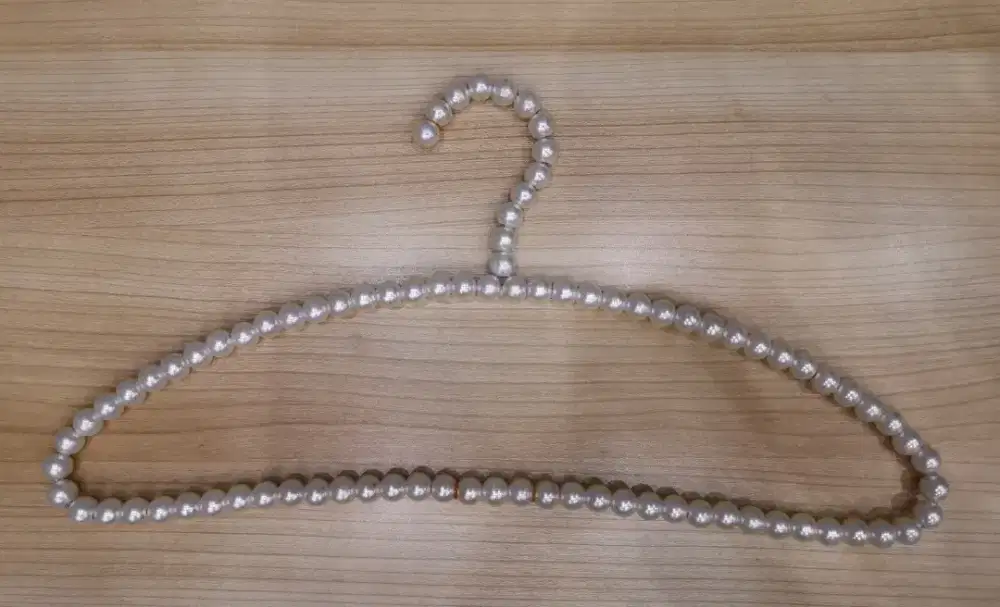 Gantungan baju mutiara