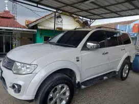 teknisi pasang atau ganti kaca film mobil