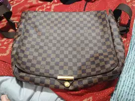 Tas Branded Bekas Merek Louis Vuitton Material Kulit Asli Ada No Seri