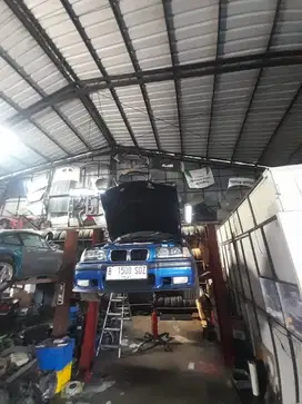 Mekanik Mesin bengkel mobil