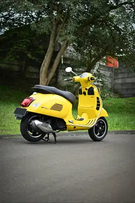 vespa gts kuning 2020