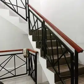 reling tangga dengan motif petir