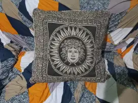 Bantal model classic VERSACE ruang tamu 65x65 cm