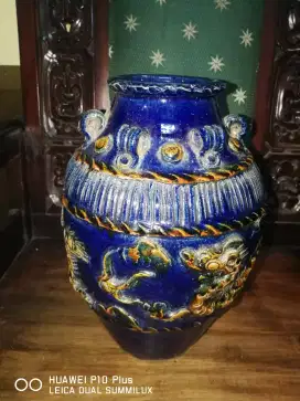 guci antik warna biru