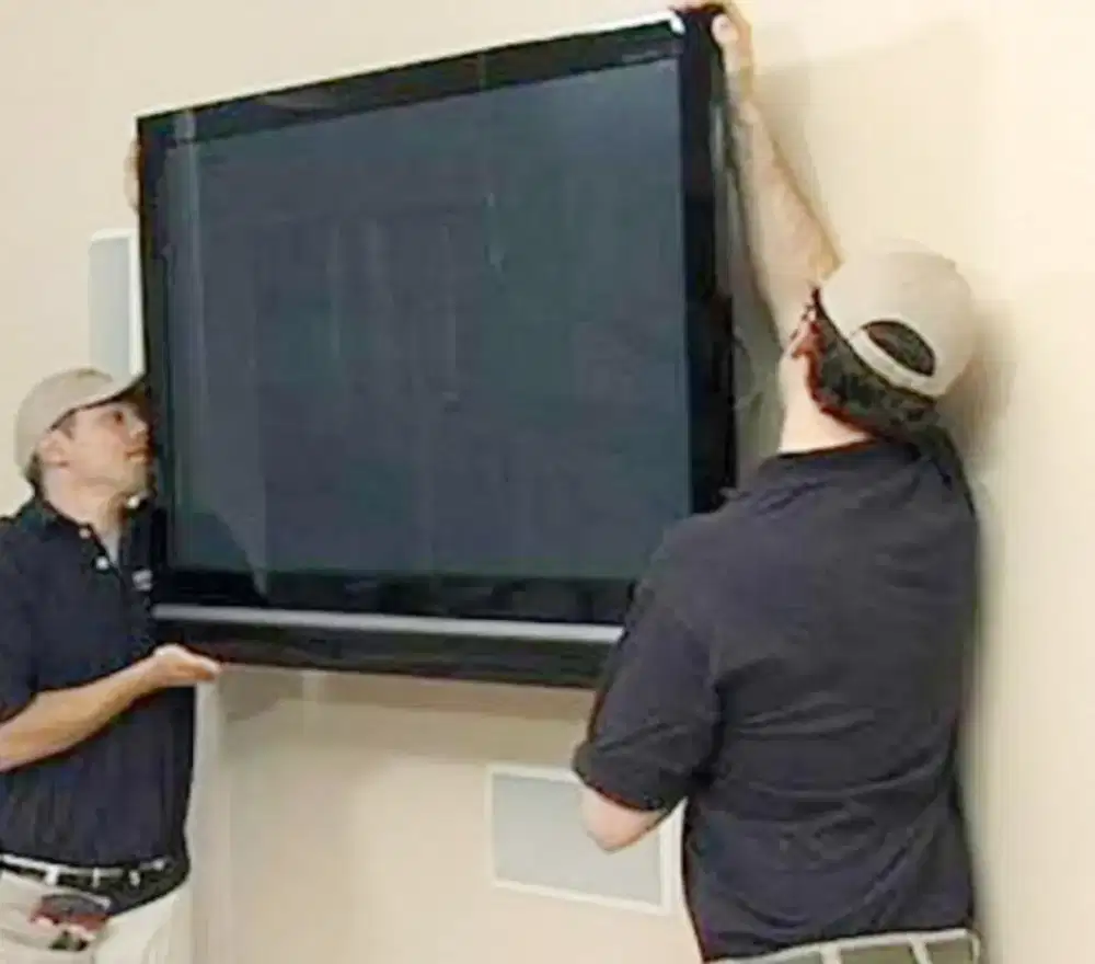 Tehnisi pasang tv di dinding