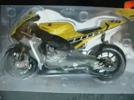 Diecast pokemon, mainan motogp x vr46 (rossi)