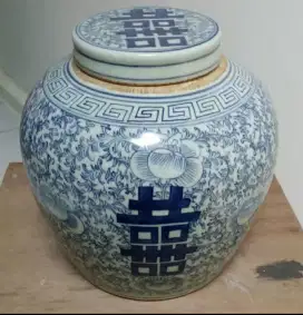 Guci biru putih bertutup