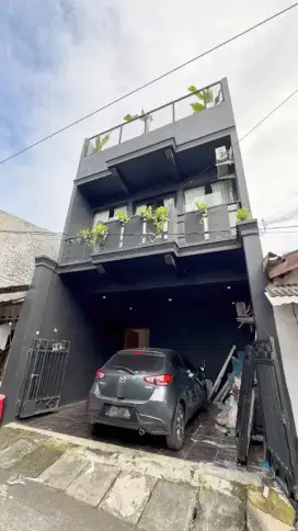 RUMAH KEREN 3 LANTAI RENOV DI GANDARIA JAKARTA SELATAN JUAL CEPAT!