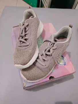 Dijual sepatu skechers wanita