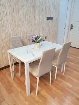 Meja makan empat kursi model minimalis