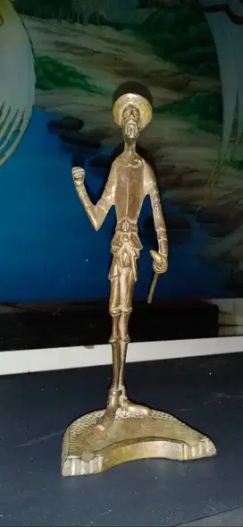 Patung ksatria tua bahan logam