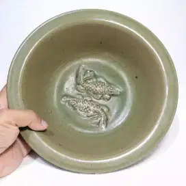 Mangkok celadon motif ikan