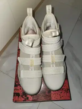 Sepatu basket Lebron Soldier XI SFG