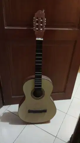 Gitar warna coklat, merk Yamaha (Customed)