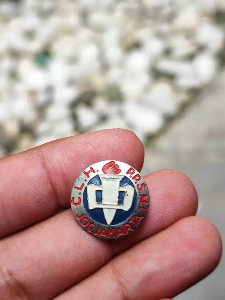 Pin Kuningan Kuno Sekolah Cina Jaman Belanda di Jogjakarta