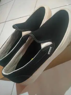 Sepatu slip on balck n white