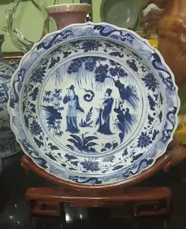 Sepasang piring biru putih motif dewa2