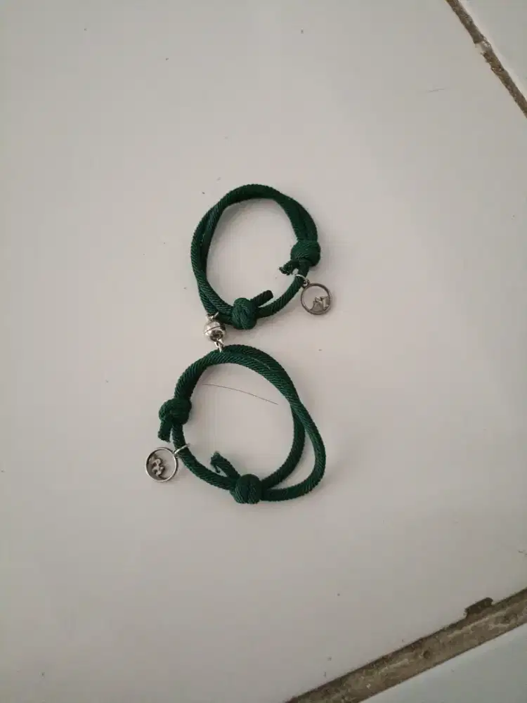 Gelang couple bentuk magnet