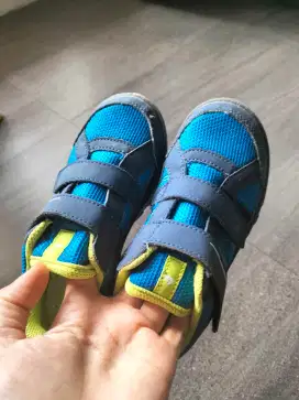 Sepatu hiking anak