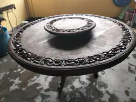 Meja makan ukir  bundar diameter 1,5 mtr ,ditengah ada meja putarnya