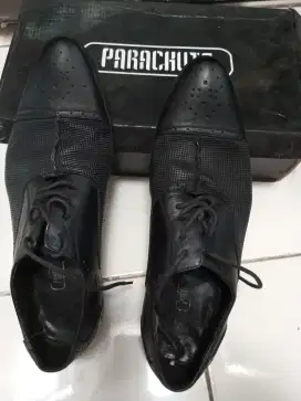 Sepatu kulit Hitam Parachutr ORI size 43