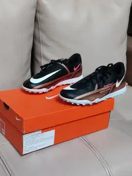 NIKE Phantom GT2 Club TF Indoor Sepatu Futsal Sepak Bola Sepakbola