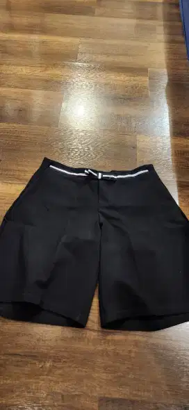 Celana pendek wanita hitam