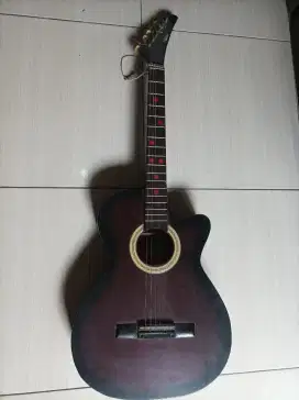 Gitar YAMHAHA warna coklat