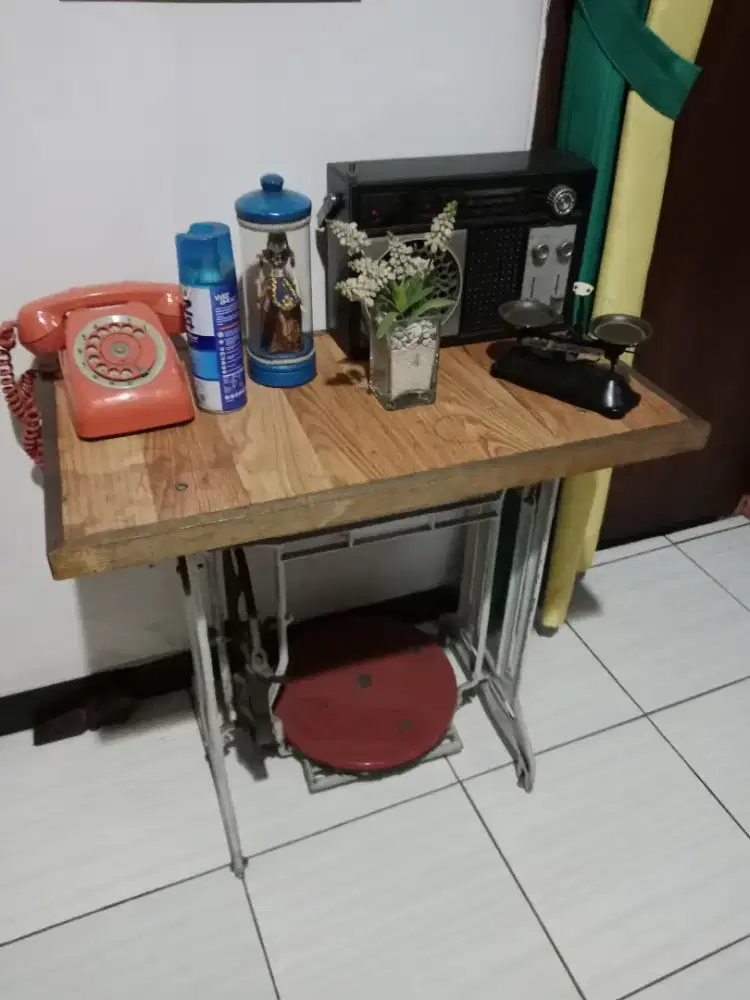 Meja berkaki mesin jahit lama