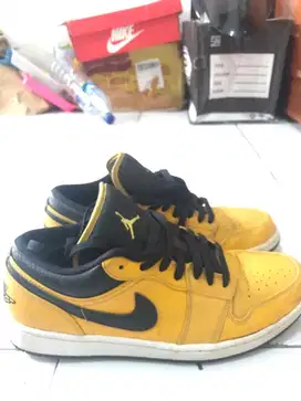 Jordan low versity gold