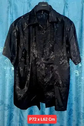 KEMEJA HITAM MOTIF DAUN MENGKILAT