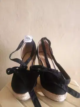 Sepatu wedges wanita