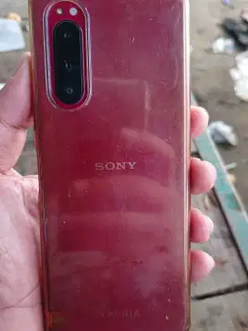 Sony Xperia 5 Warna Merah Maroon
