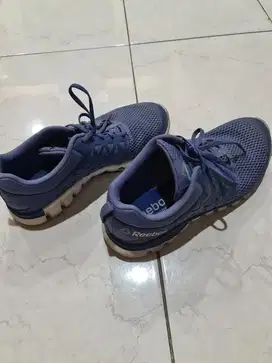 Sepatu lari wanita