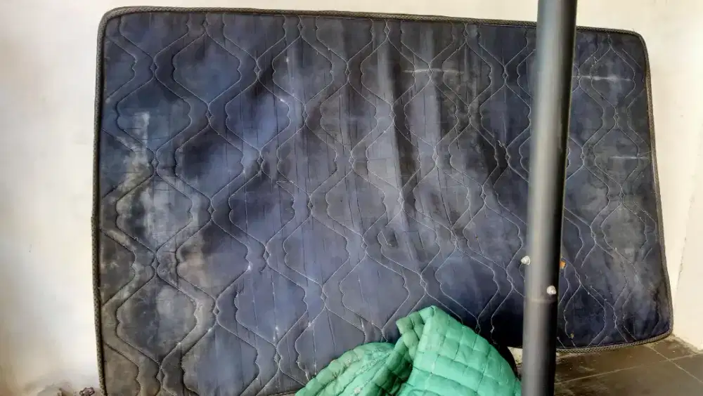 Springbed biru, kondisi apa adanya