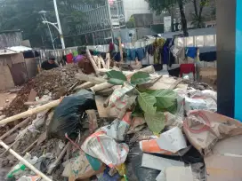 Puing tanah merah campur pengurugan urug buang puing sampah urugan