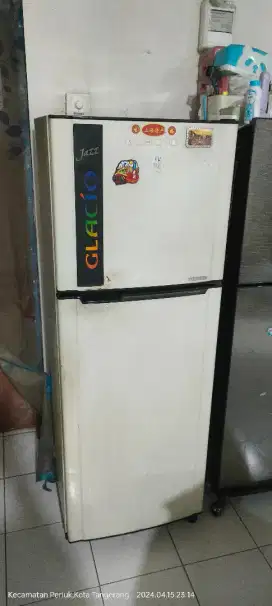 Kulkas Toshiba putih 2 pintu